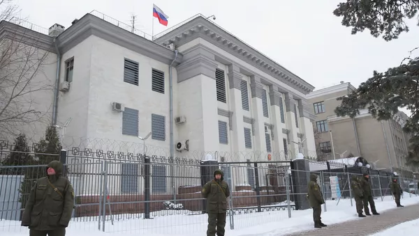 La Policía no deja entrar a los ciudadanos rusos a la Embajada rusa en Kiev