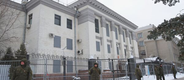 La Policía no deja entrar a los ciudadanos rusos a la Embajada rusa en Kiev - Sputnik Mundo