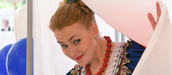 Una ciudadana rusa toma parte en las elecciones presidenciales - Sputnik Mundo