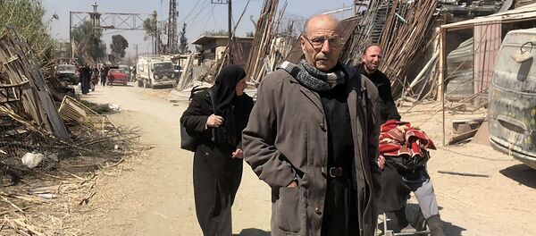 Los civiles abandonan el suburbio de Damasco de Guta Oriental (archivo) - Sputnik Mundo