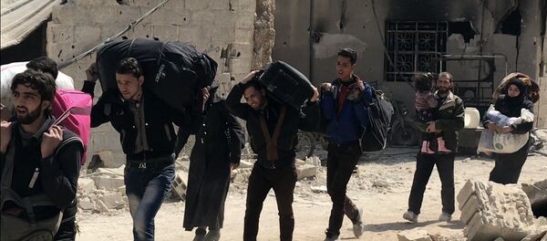 Los civiles abandonan el suburbio de Damasco de Guta Oriental - Sputnik Mundo