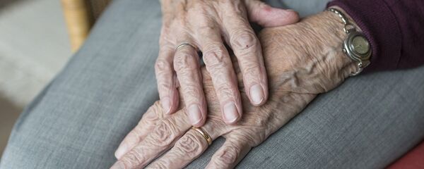 Las manos de una anciana (imagen referencial) - Sputnik Mundo