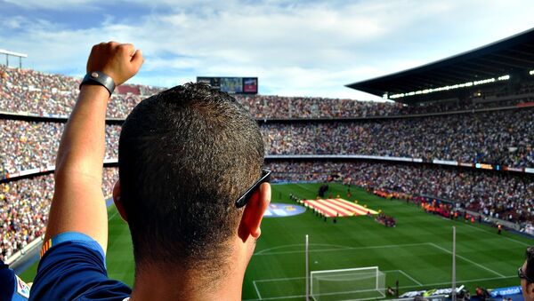 Hinchas en un juego de fútbol (imagen referencial) - Sputnik Mundo