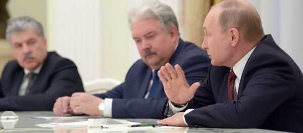 Vladímir Putin, presidente de Rusia, en una reunión con sus contrincantes en las elecciones presidenciales - Sputnik Mundo