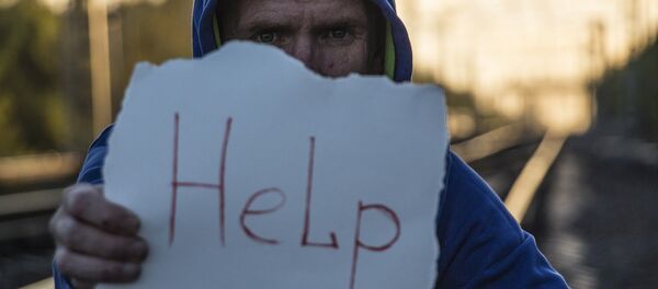 Un hombre pide ayuda - Sputnik Mundo