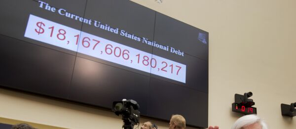La presidenta de la Reserva Federal, Janet Yellen, bajo un gráfico actual de deuda nacional de Estados Unidos (imagen de archivo) - Sputnik Mundo