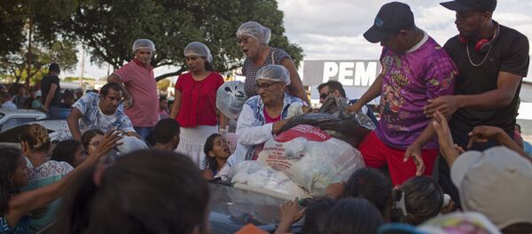 Refugiados venezolanos reciben ropa, Brasil - Sputnik Mundo