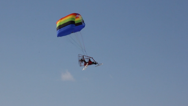 A toda prisa: un ruso llega volando a los comicios presidenciales - Sputnik Mundo