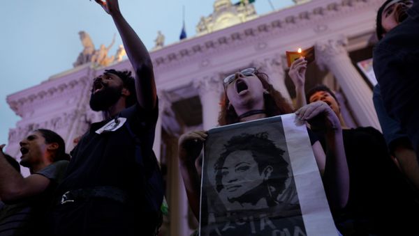 Manifestantes con un retrato de Marielle Franco, la consejal brasileña asesinada Manifestantes con un retrato de Marielle Franco, la consejal brasileña asesinada - Sputnik Mundo