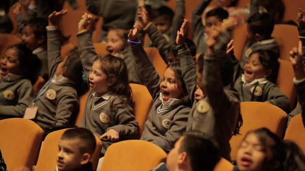 Participantes del proyecto 'Cien mil niños al Mayor' del Teatro Mayor de Bogotá  - Sputnik Mundo