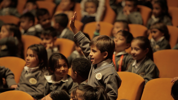 Participantes del proyecto 'Cien mil niños al Mayor' del Teatro Mayor de Bogotá  - Sputnik Mundo