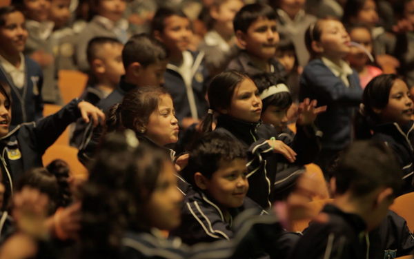 Participantes del proyecto 'Cien mil niños al Mayor' del Teatro Mayor de Bogotá - Sputnik Mundo