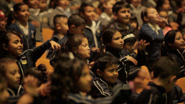 Participantes del proyecto 'Cien mil niños al Mayor' del Teatro Mayor de Bogotá - Sputnik Mundo