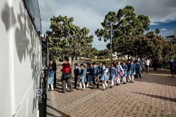 Participantes del proyecto 'Cien mil niños al Mayor' del Teatro Mayor de Bogotá  - Sputnik Mundo