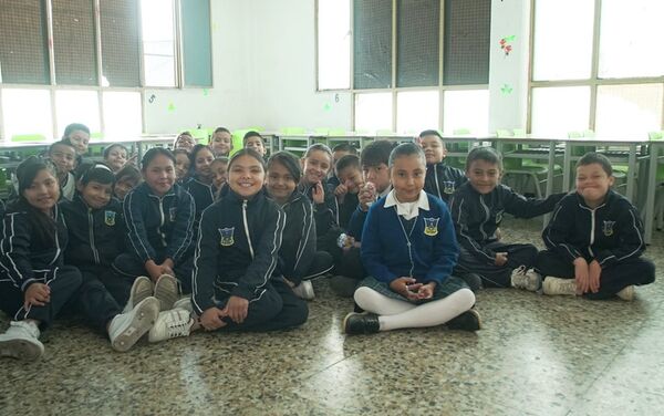 Participantes del proyecto 'Cien mil niños al Mayor' del Teatro Mayor de Bogotá - Sputnik Mundo