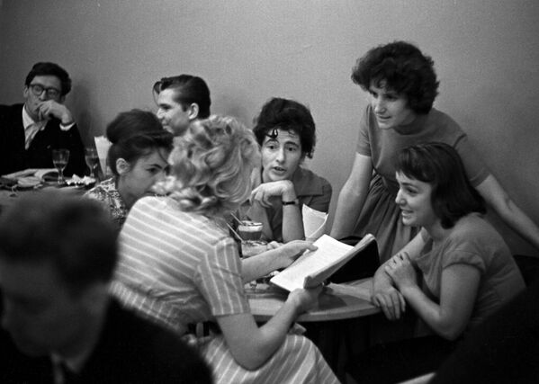 Felicidad a la soviética: ¿qué divertía a los habitantes de la URSS? - Sputnik Mundo