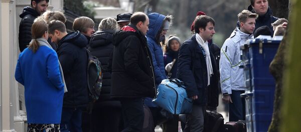 Diplomáticos rusos y sus familiares abandonan la embajada rusa en Londres - Sputnik Mundo