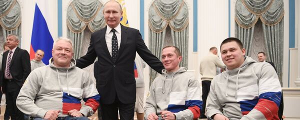 Vladímir Putin, presidente de Rusia, se reune con deportistas paralímpicos rusos - Sputnik Mundo