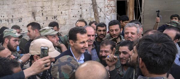 Bashar Asad, presidente de Siria, visita a los militares en Guta Oriental, marzo de 2018 - Sputnik Mundo