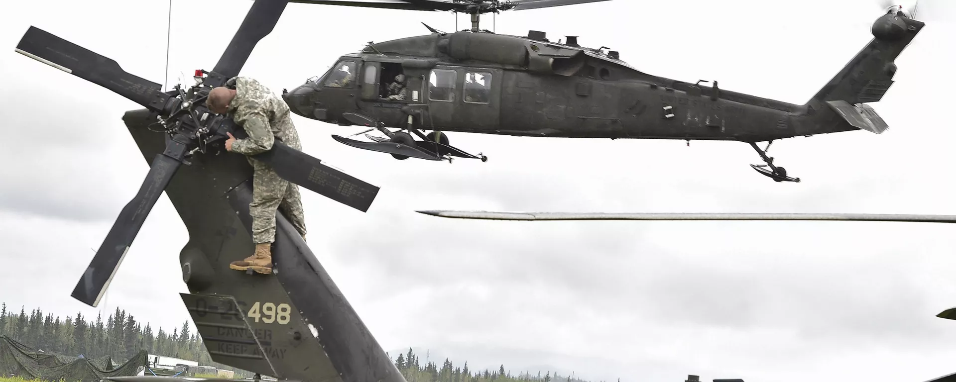 El helicóptero UH-60 Black Hawk y un militar estadounidense El helicóptero UH-60 Black Hawk y un militar estadounidense - Sputnik Mundo, 1920, 28.06.2021