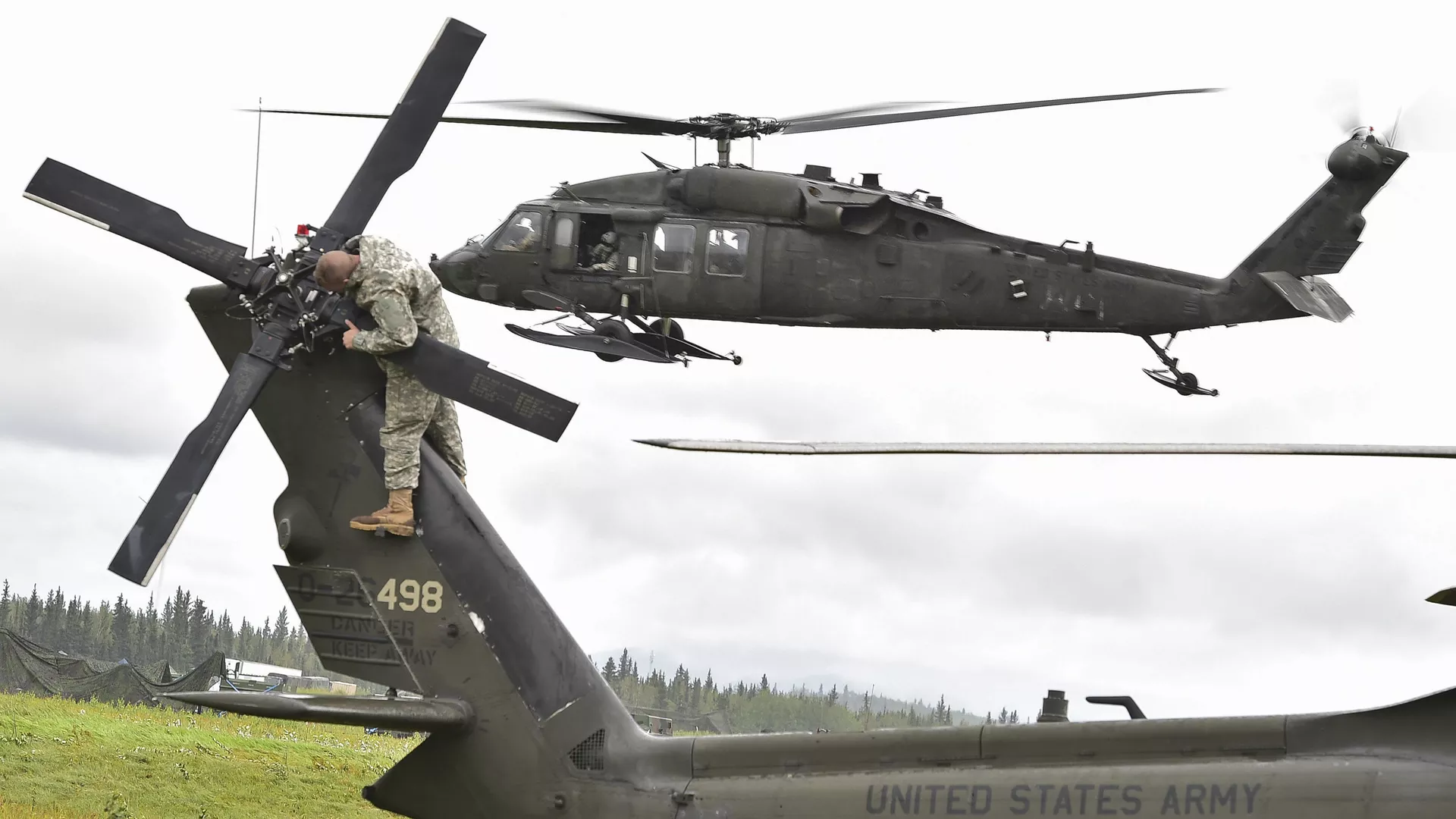 El helicóptero UH-60 Black Hawk y un militar estadounidense