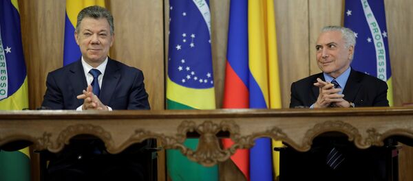 El presidente de Colombia, Juan Manuel Santos con su homólogo brasileño, Michel Temer - Sputnik Mundo