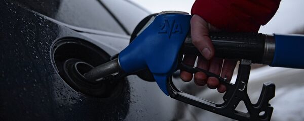 Reabastecimiento de combustible en una gasolinera (imagen referencial) Reabastecimiento de combustible en una gasolinera (imagen referencial) - Sputnik Mundo