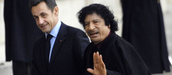 El expresidente de Francia Nicolas Sarkozy y ex líder de Libia Muammar Gadafi (Archivo) - Sputnik Mundo