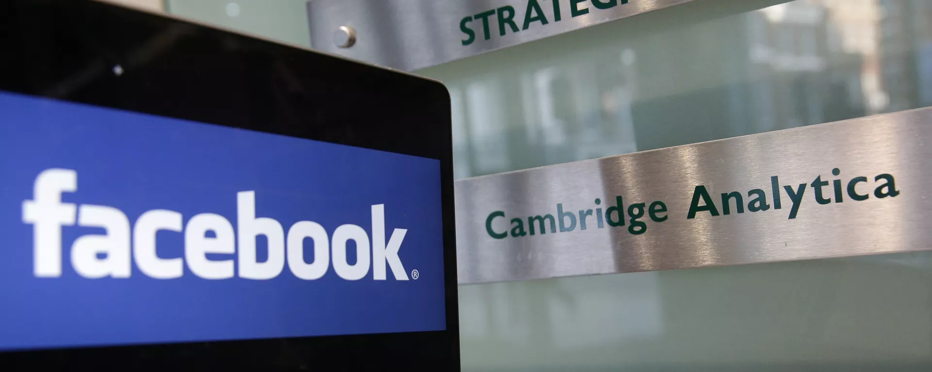Una pantalla con el logo de Facebook Una pantalla con el logo de Facebook - Sputnik Mundo, 1920, 12.04.2018