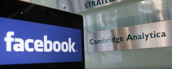 Una pantalla con el logo de Facebook - Sputnik Mundo