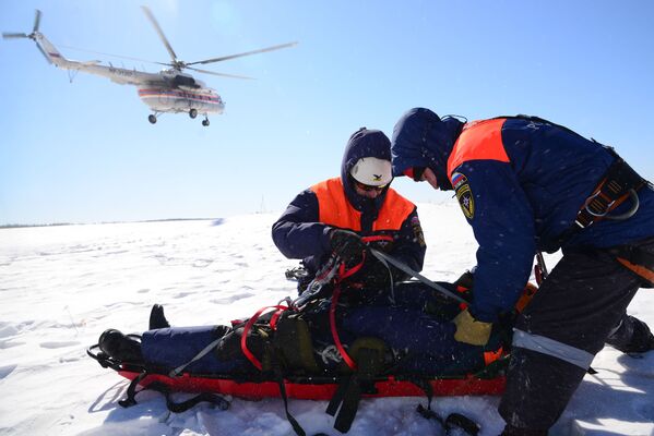 Así se preparan los paracaidistas del Ministerio de Emergencias de Rusia - Sputnik Mundo