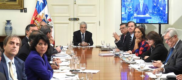 Sebastian Piñera, el presidente de Chile ve la transmisión en vivo desde el Corte Internacional de la Justicia - Sputnik Mundo