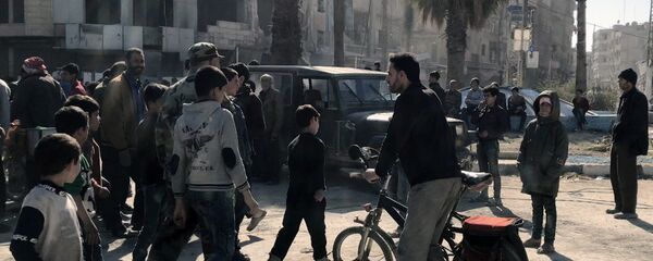 Civiles en la localidad liberada de Kafr Batna en Guta Oriental, Siria Civiles en la localidad liberada de Kafr Batna en Guta Oriental, Siria - Sputnik Mundo