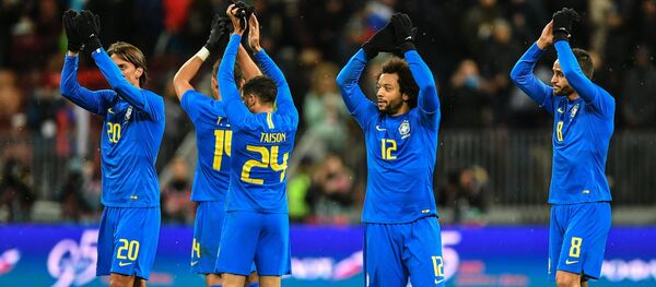El equipo de Brasil tras el amistoso de fútbol contra Rusia - Sputnik Mundo
