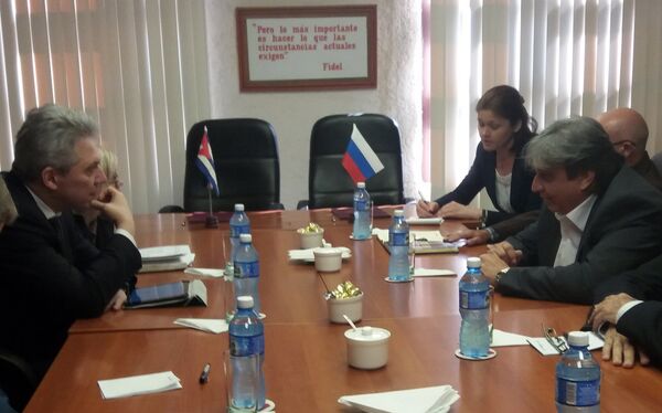 Rashid Ismailov, viceministro de Telecomunicaciones de la Federación Rusa y Alfonso Noya, presidente del Instituto Cubano de Radio y Televisión firman covenio de colaboración en La Habana - Sputnik Mundo