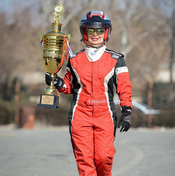 Laleh Sedigh se ha convertido en la primera mujer en ponerse al volante en una carrera de coches en Irán - Sputnik Mundo