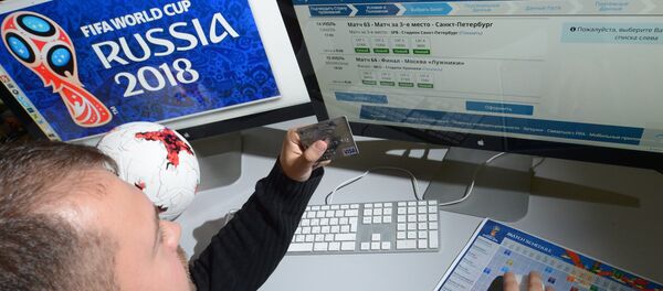 Una persona compra entradas al Mundial de fútbol de Rusia de 2018 - Sputnik Mundo