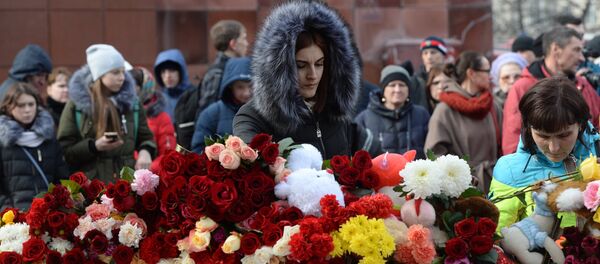 Habitantes traen flores al centro comercial de la ciudad rusa de Kémerovo en homenaje de las víctimas del incendio - Sputnik Mundo
