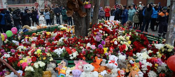 Flores y juguetes cerca del centro comercial de la ciudad rusa de Kémerovo en homenaje de las víctimas del incendio Flores y juguetes cerca del centro comercial de la ciudad rusa de Kémerovo en homenaje de las víctimas del incendio - Sputnik Mundo