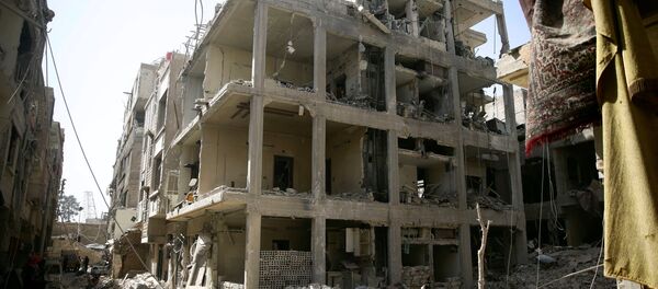 Edificios dañados en la ciudad sitiada de Duma, Siria - Sputnik Mundo