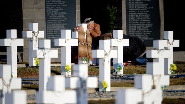 Familias de argentinos caídos en Guerra de Malvinas en el cementerio de Darwin - Sputnik Mundo