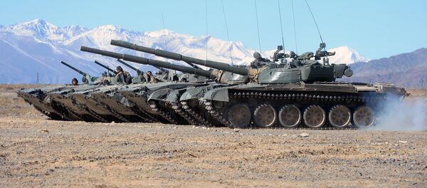 Los vehículos blindados T-80, foto de archivo - Sputnik Mundo