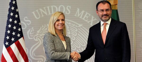 Secretaría de Seguridad Interna de EEUU, Kirstjen Nielsen, y canciller de México, Luis Videgaray Secretaría de Seguridad Interna de EEUU, Kirstjen Nielsen, y canciller de México, Luis Videgaray - Sputnik Mundo