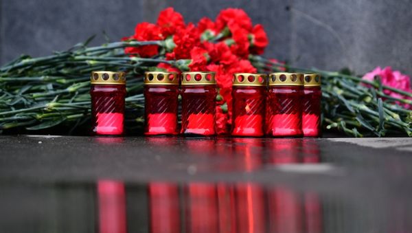 El monumento espontáneo cerca del centro comercial de la ciudad rusa de Kémerovo en homenaje de las víctimas del incendio El monumento espontáneo cerca del centro comercial de la ciudad rusa de Kémerovo en homenaje de las víctimas del incendio - Sputnik Mundo
