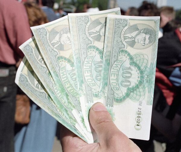 ¿Ladrón o genio? Muere el 'padre' de la estafa piramidal que arruinó a millones de rusos - Sputnik Mundo