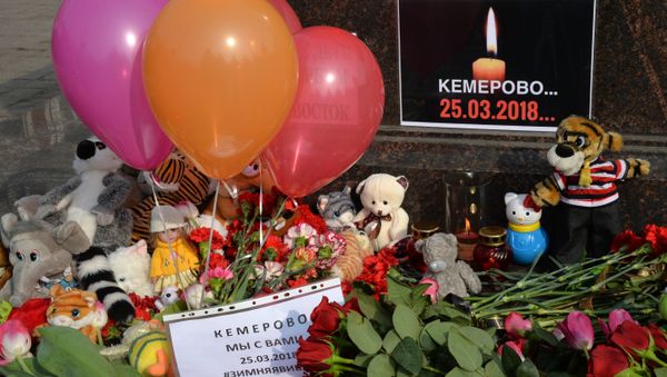Flores y juguetes en homenaje de las víctimas del incendio Flores y juguetes en homenaje de las víctimas del incendio - Sputnik Mundo