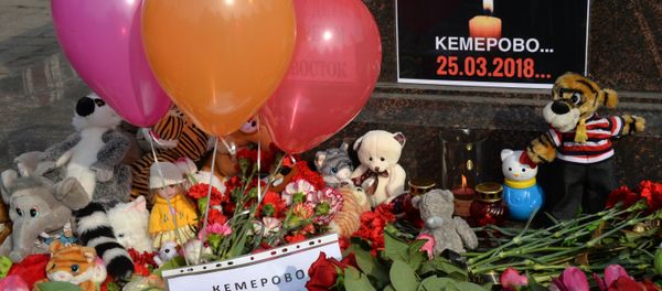 Flores y juguetes en homenaje de las víctimas del incendio Flores y juguetes en homenaje de las víctimas del incendio - Sputnik Mundo