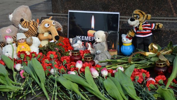 Flores y juguetes cerca del centro comercial de la ciudad rusa de Kémerovo en homenaje de las víctimas del incendio Flores y juguetes cerca del centro comercial de la ciudad rusa de Kémerovo en homenaje de las víctimas del incendio - Sputnik Mundo