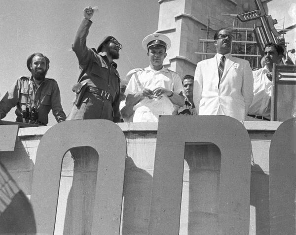Fidel Castro y Yuri Gagarin en la Plaza de la Revolución, en 1961 - Sputnik Mundo