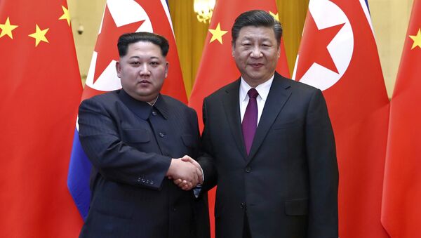 Líder norcoreano, Kim Jong-un, y el presidente chino, Xi Jinping - Sputnik Mundo